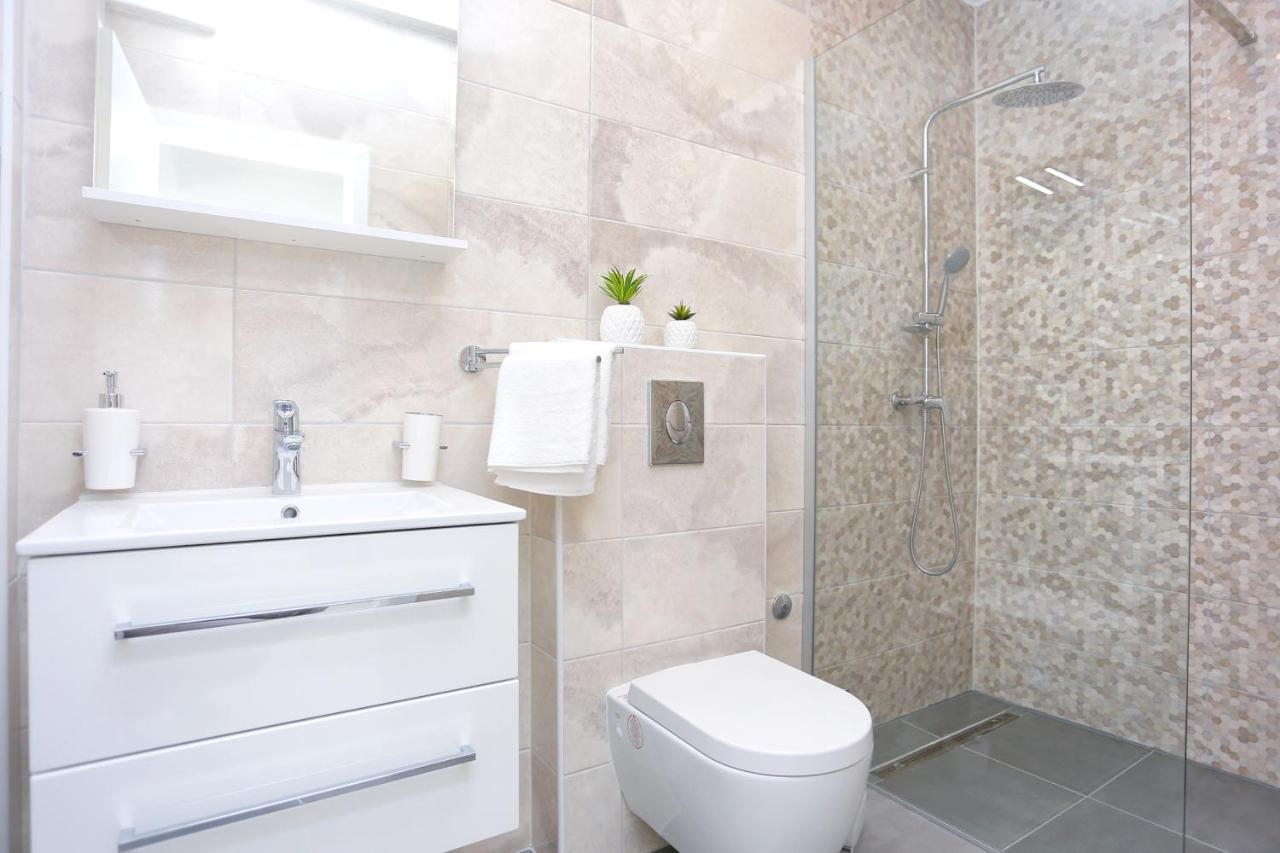 Family Friendly Apartments With A Swimming Pool Zivogosce - Porat, Makarska - 18150 외부 사진