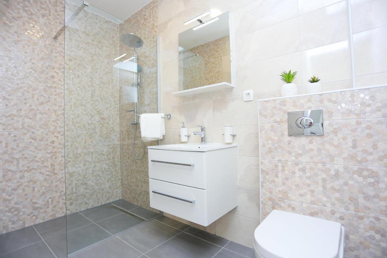 Family Friendly Apartments With A Swimming Pool Zivogosce - Porat, Makarska - 18150 외부 사진
